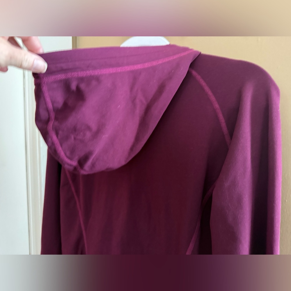 Mountain Hardware Buttery Top Base Layer with Hood and Thumb Holes Burgandy Yoga - Picture 10 of 13